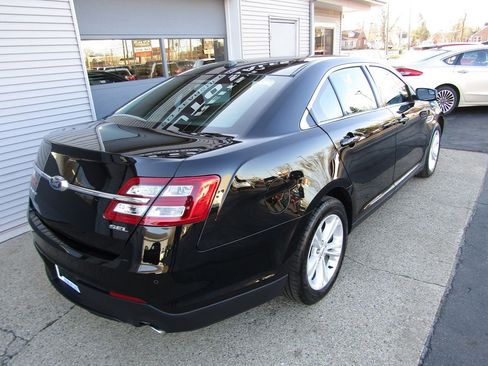 Used 2017 Ford Taurus SEL image 3