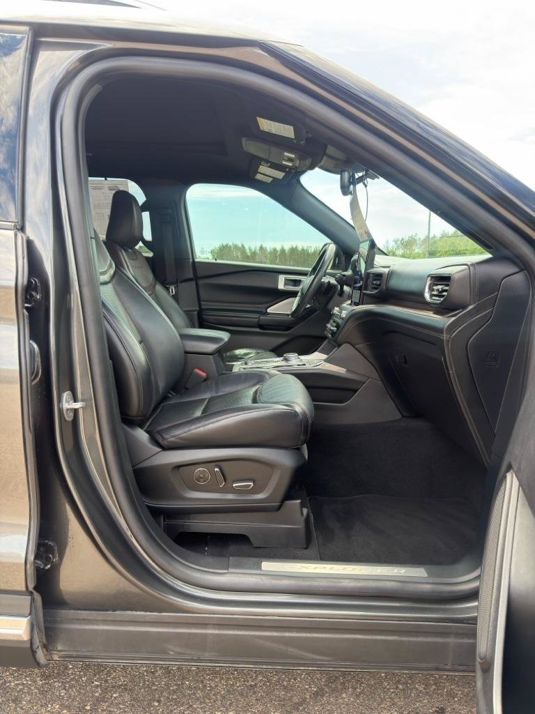 Used 2020 Ford Explorer Platinum w/ Premium Technology Package AWD/4WD image 19