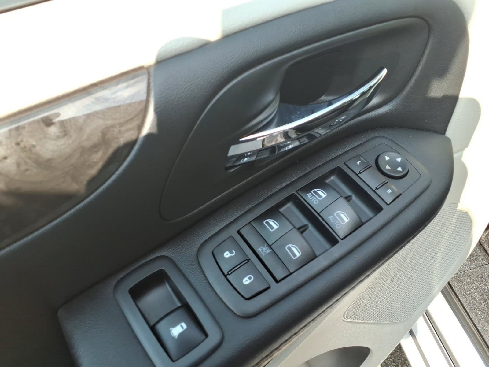 Used 2018 Dodge Grand Caravan SE w/ UConnect Hands-Free Group FWD image 8