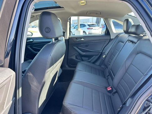 Used 2024 Volkswagen Jetta SE image 9