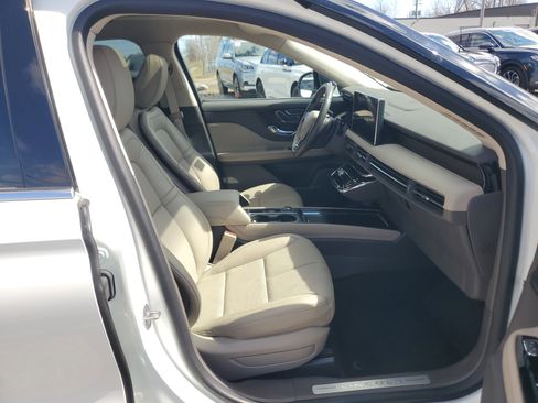 Used 2023 Lincoln Corsair Reserve w/ Equipment Group 201A image 9