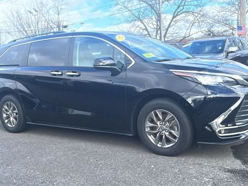 Used 2023 Toyota Sienna XLE image 11