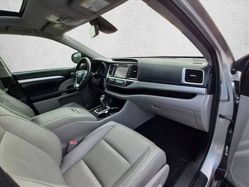 Used 2019 Toyota Highlander XLE FWD image 18