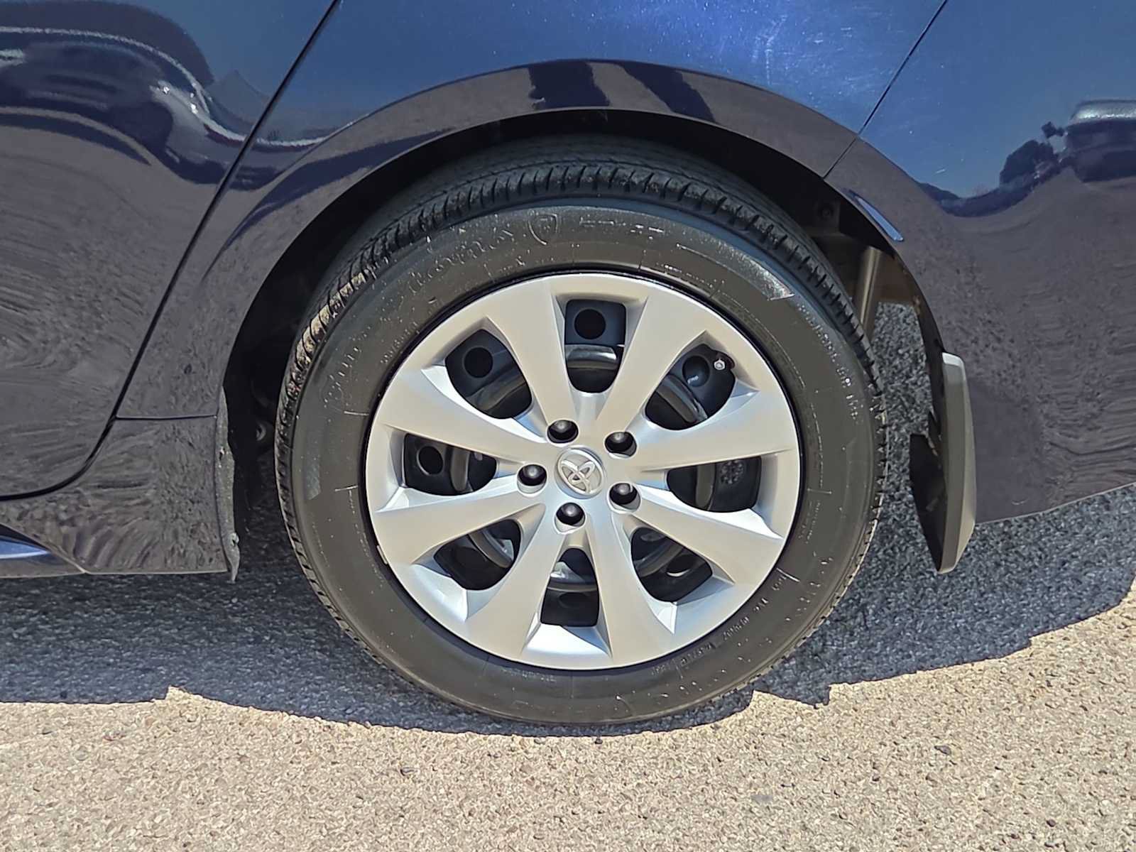 Used 2025 Toyota Corolla LE FWD image 12