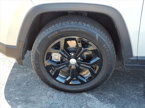 Used 2024 Jeep Compass Latitude image 30