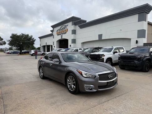 Used 2015 INFINITI Q70 3.7 RWD image 2