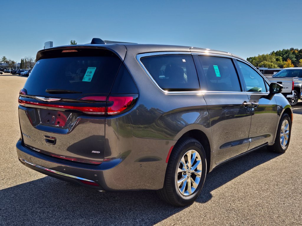 Used 2023 Chrysler Pacifica Touring-L AWD/4WD image 6