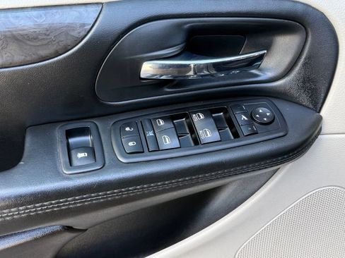 Used 2018 Dodge Grand Caravan SE w/ UConnect Hands-Free Group FWD image 10
