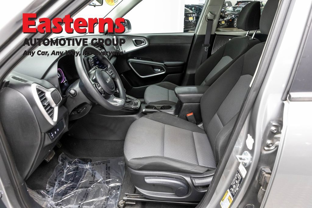 Used 2023 Kia Soul LX w/ Option Group 015 FWD image 16