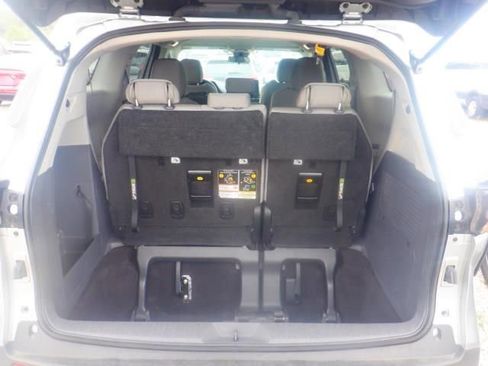 Used 2024 Toyota Sienna LE image 4