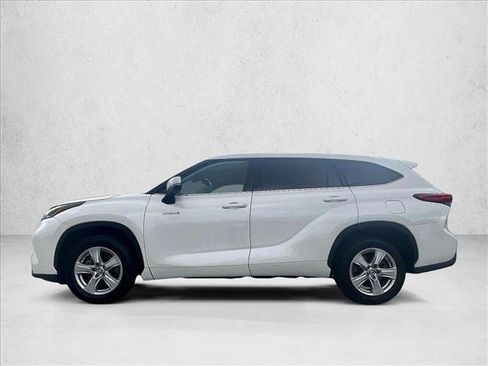 Used 2021 Toyota Highlander LE FWD image 6