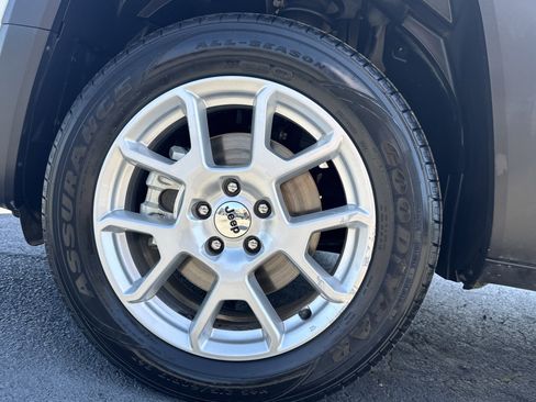 Used 2023 Jeep Renegade Latitude AWD/4WD image 11