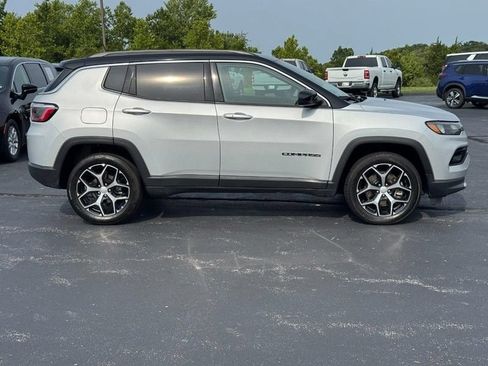 Used 2024 Jeep Compass Limited AWD/4WD image 2