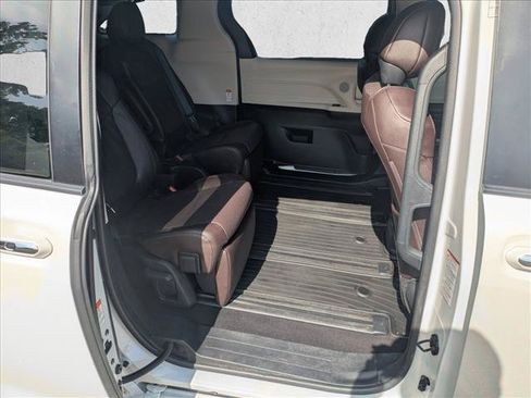 Used 2021 Toyota Sienna Platinum FWD image 18