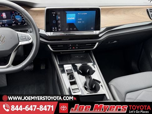 Used 2025 Volkswagen Atlas SE image 16