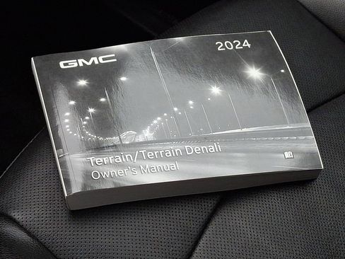Used 2024 GMC Terrain SLT image 28