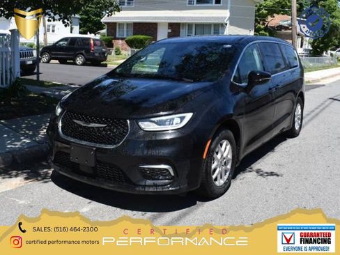 Used 2024 Chrysler Pacifica Touring-L FWD image 1