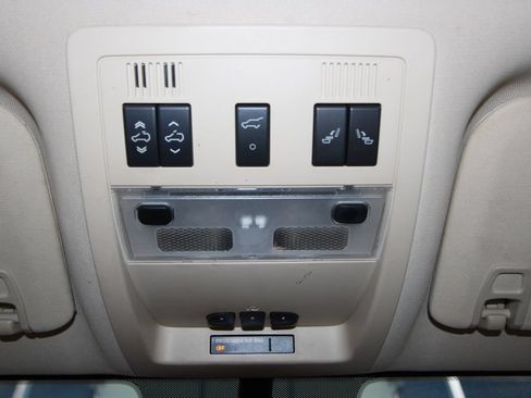 Used 2007 Cadillac Escalade AWD w/ Climate Package image 16