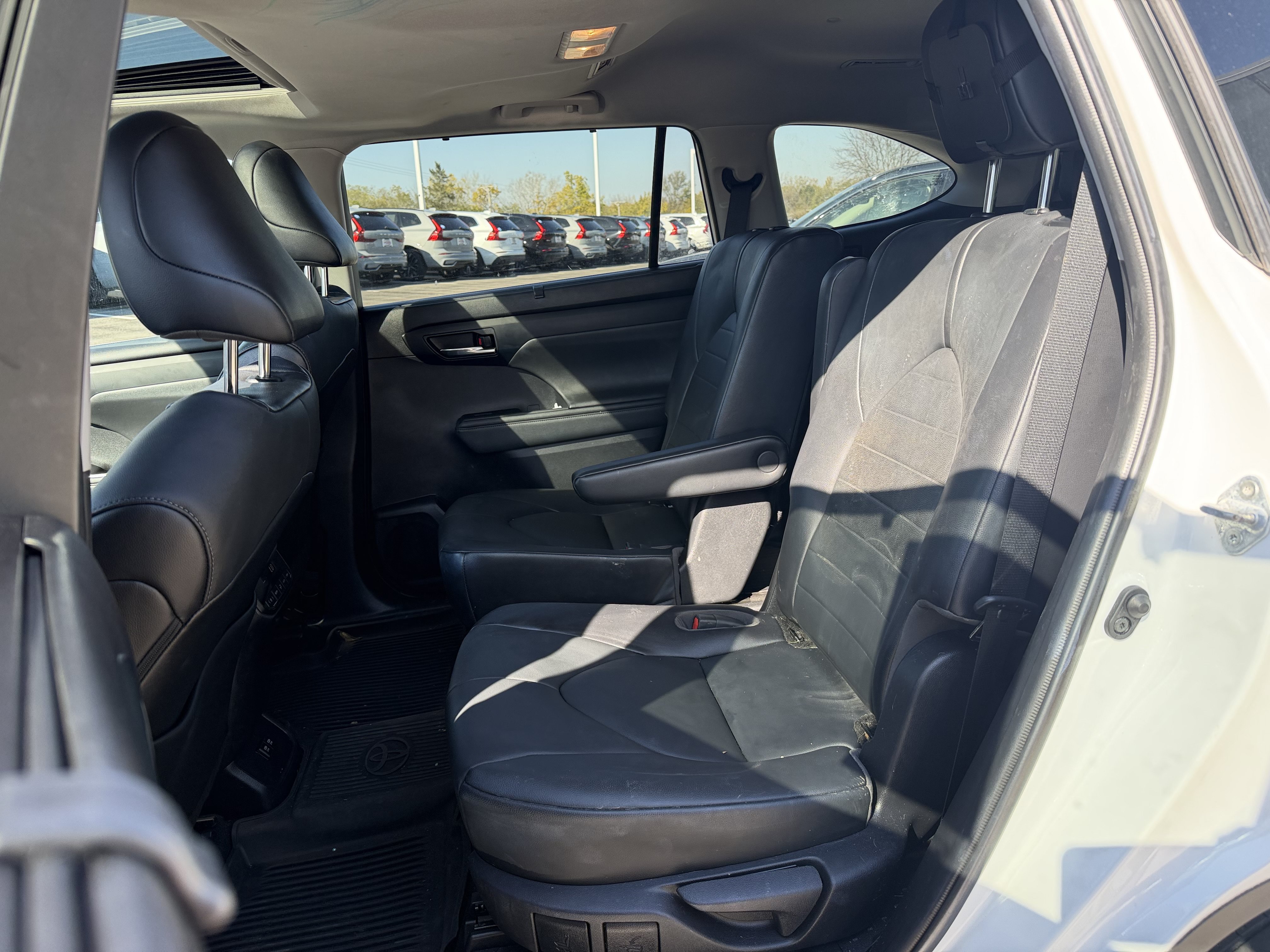 Used 2021 Toyota Highlander XLE AWD/4WD image 11