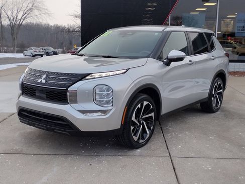 Used 2022 Mitsubishi Outlander ES image 1