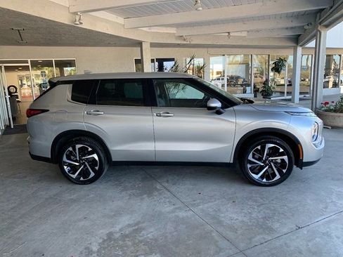 Used 2023 Mitsubishi Outlander SE image 2
