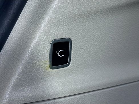 Used 2024 Chrysler Pacifica Touring-L image 27