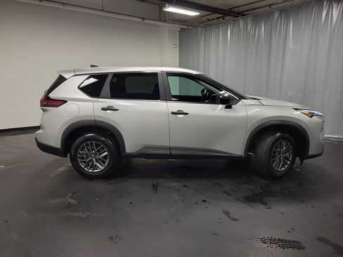 Used 2024 Nissan Rogue S image 9