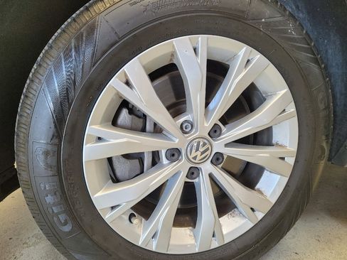 Used 2020 Volkswagen Tiguan S image 31