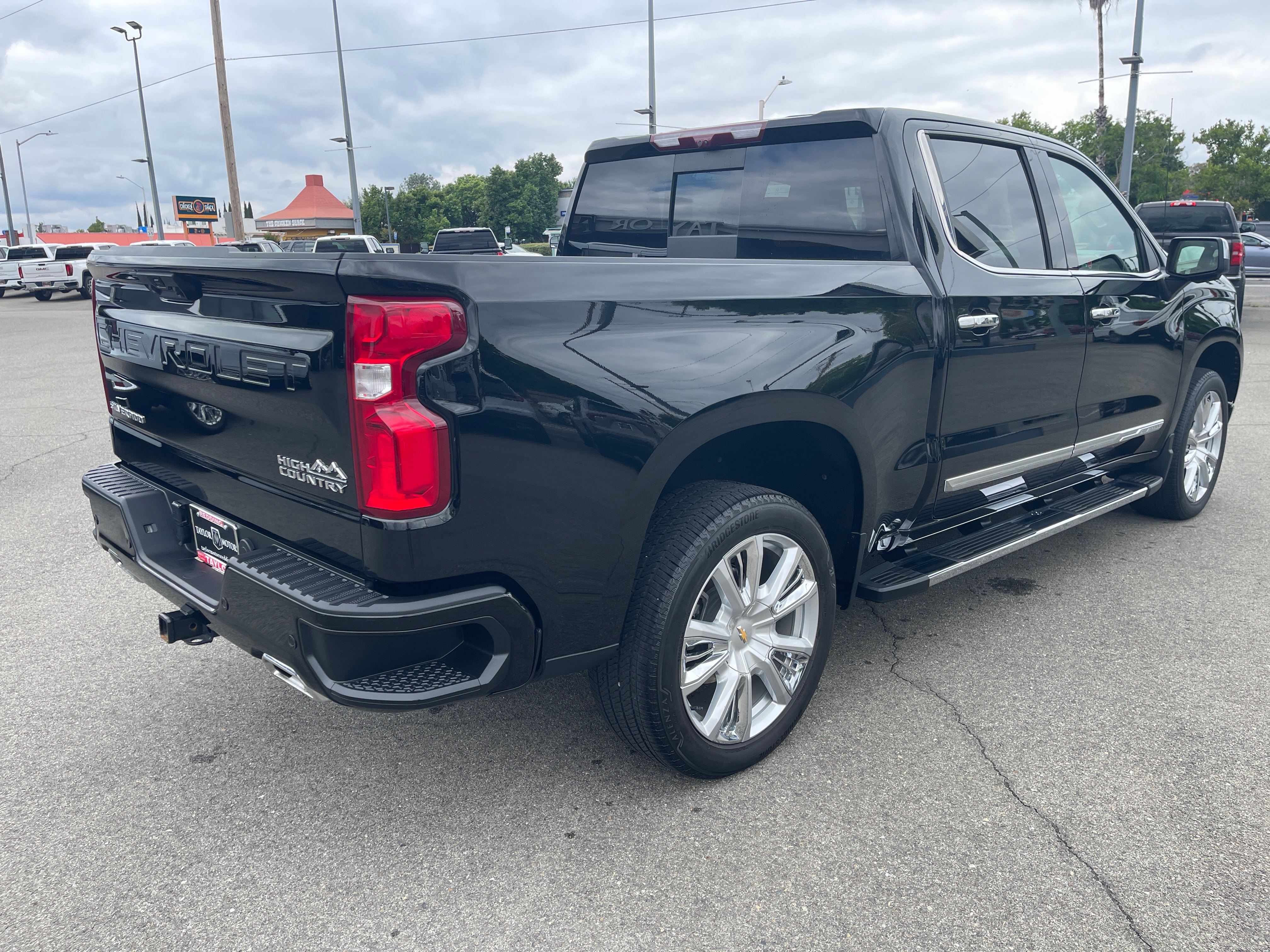 Used 2023 Chevrolet Silverado 1500 High Country w/ High Country Premium Package AWD/4WD image 5