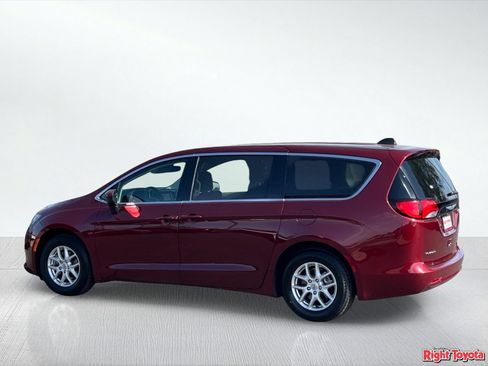 Used 2023 Chrysler Voyager LX FWD image 4