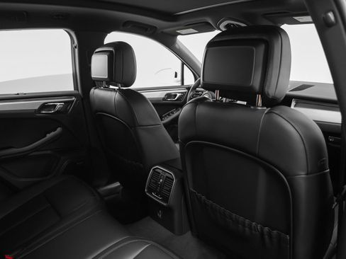 Certified 2026 Porsche Macan image 28