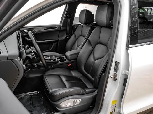 Used 2024 Porsche Macan AWD/4WD image 27
