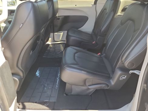 Used 2023 Chrysler Pacifica Touring-L FWD image 21