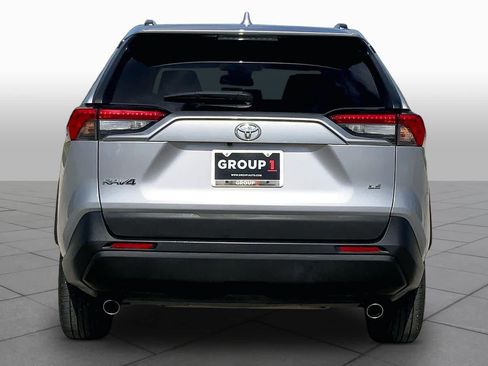 Used 2019 Toyota RAV4 LE FWD image 5