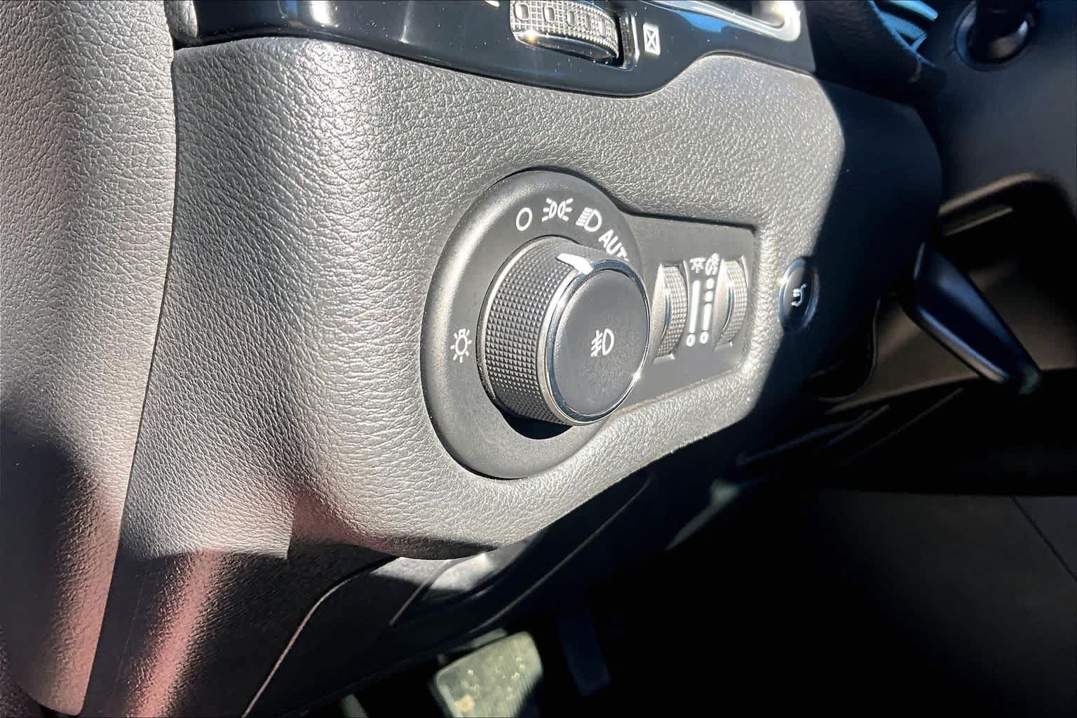 Used 2020 Jeep Cherokee Latitude Plus AWD/4WD image 32