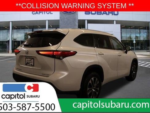 Used 2023 Toyota Highlander XLE image 3