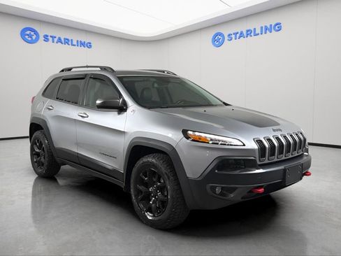 Used 2017 Jeep Cherokee Trailhawk AWD/4WD image 13