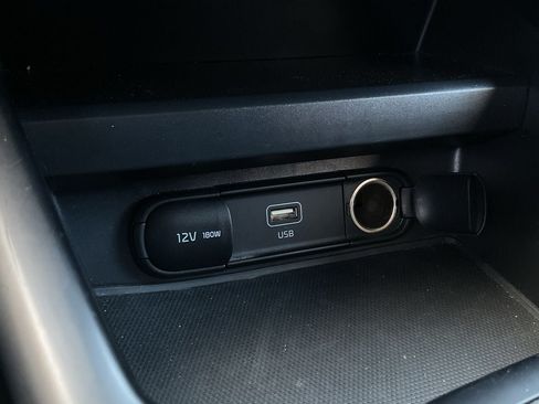 Used 2025 Kia Soul LX w/ LX Technology Package FWD image 19