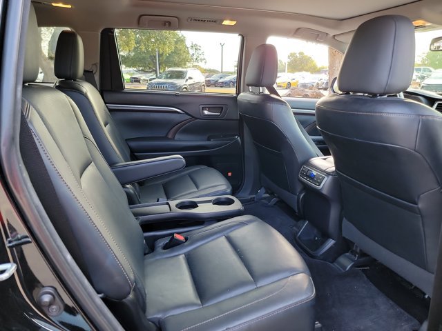 Used 2015 Toyota Highlander Limited Platinum FWD image 16