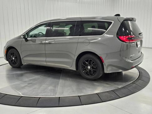 Used 2025 Chrysler Pacifica Select FWD image 3