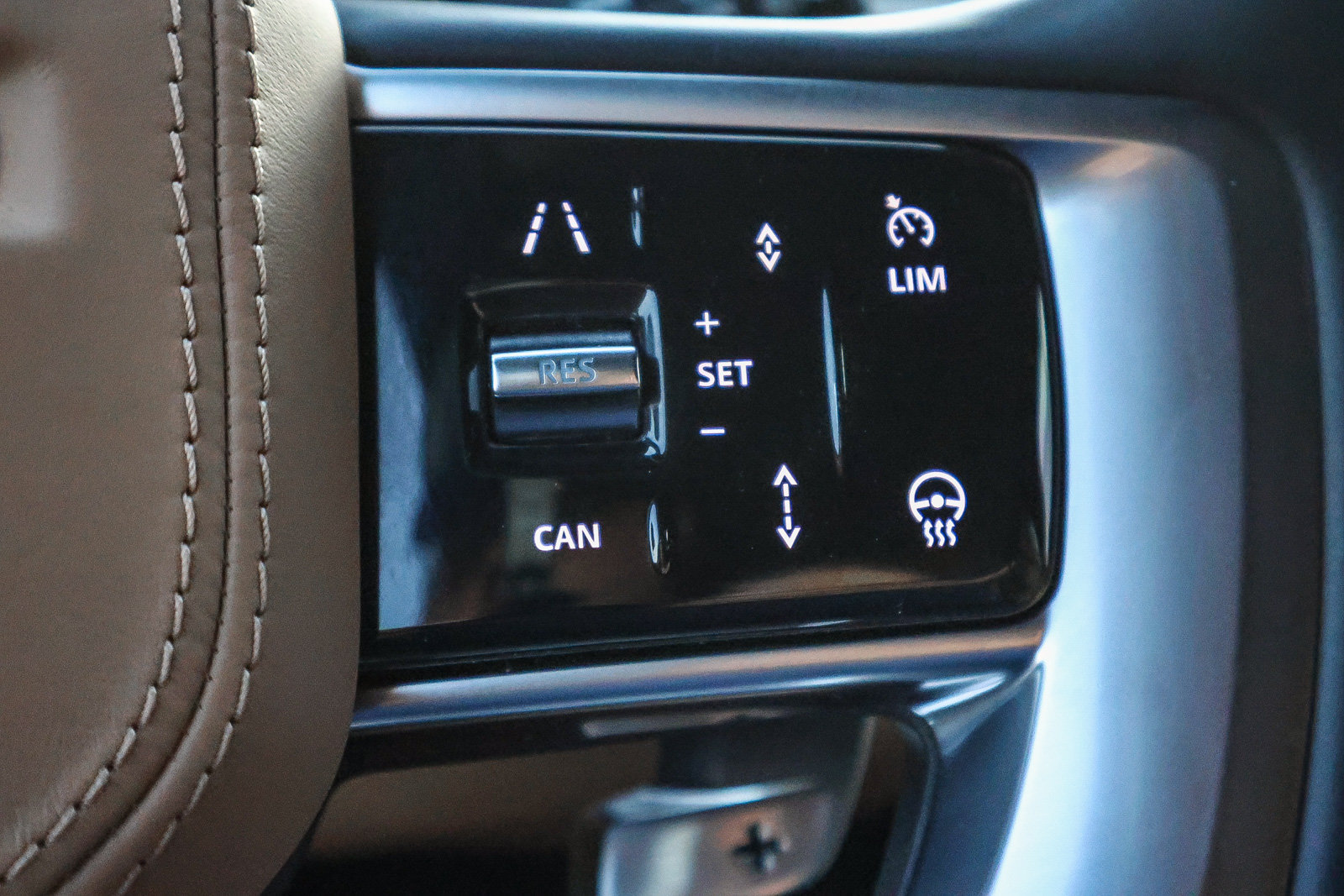 Certified 2025 Land Rover Range Rover SE AWD/4WD image 32
