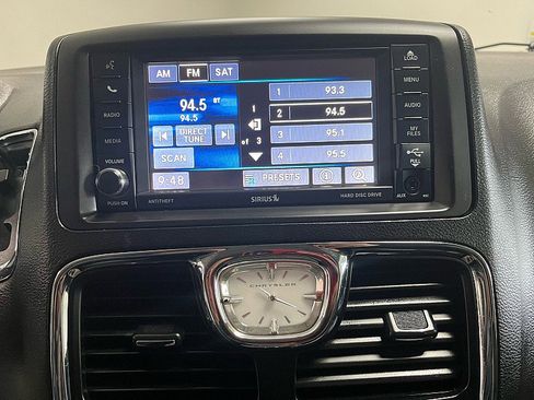 Used 2016 Chrysler Town & Country Touring image 19