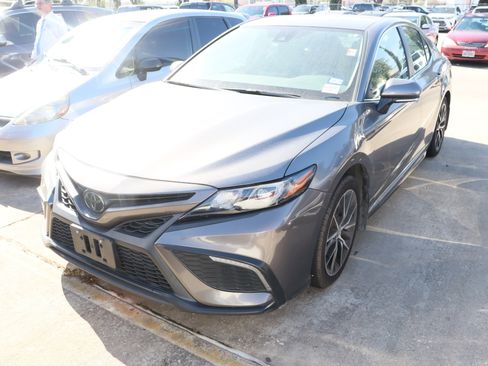 Used 2024 Toyota Camry SE image 3