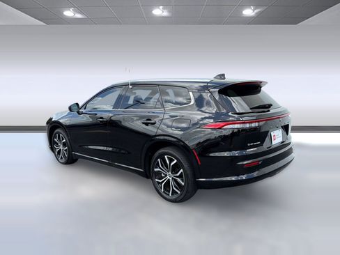 Certified 2025 Toyota Crown Signia AWD/4WD image 3