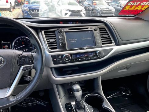 Used 2019 Toyota Highlander XLE image 7