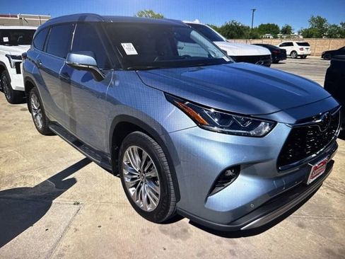 Used 2024 Toyota Highlander Platinum FWD image 1