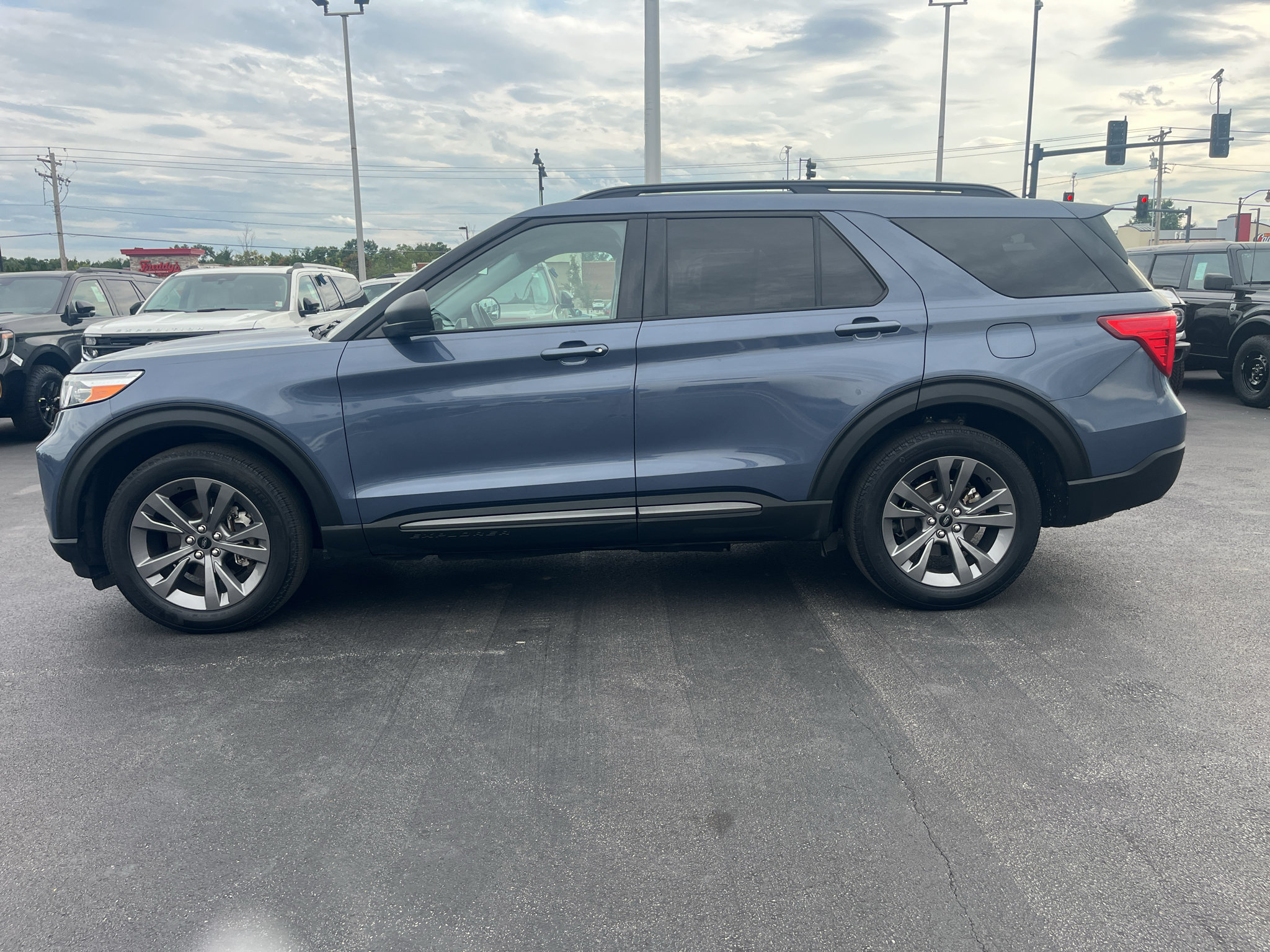 Used 2021 Ford Explorer XLT w/ Equipment Group 202A AWD/4WD image 4