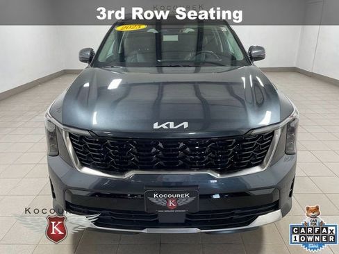 Used 2025 Kia Sorento EX FWD image 2