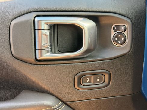 Used 2025 Jeep Wrangler Unlimited Sahara AWD/4WD image 18