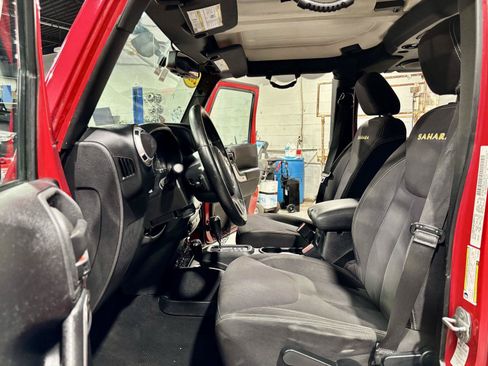 Used 2013 Jeep Wrangler Unlimited Sahara AWD/4WD image 6